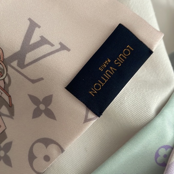 Louis Vuitton Bandeau Scarf - Confidential (Light Pink scarf only) - Picture 2 of 6